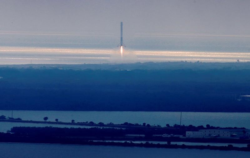 © Reuters. إطلاق صاروخ فالكون 9 من منصة تابعة لناسا وعودته بنجاح