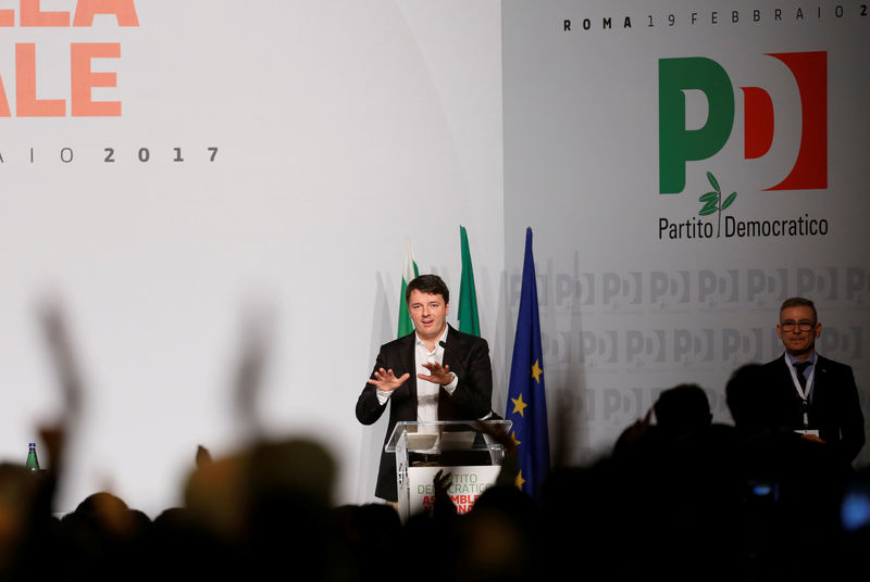 © Reuters. Former Italian Prime Minister Matteo Renzi gestures as he talks during a meeting of Democratic Party (PD) in Rome