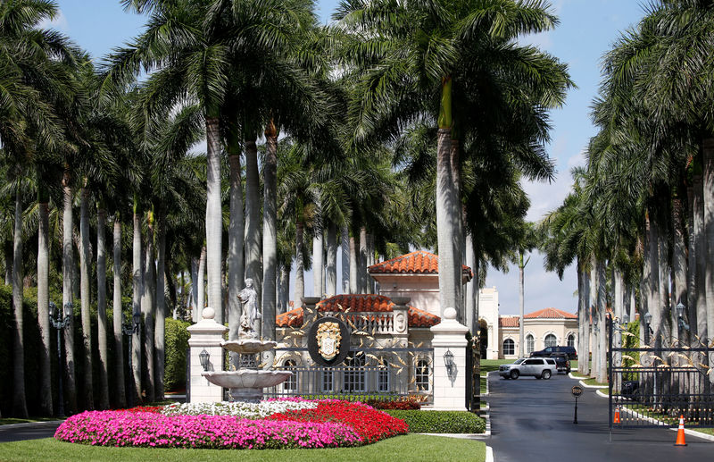 © Reuters. Trump visits his golf course in West Palm Beach Florida