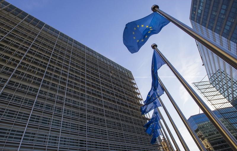 © Reuters. European flags fly at the entrance of the European Commission headquarters in Brussels