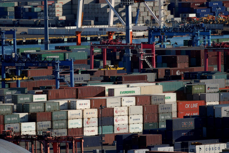 © Reuters. FILE PHOTO - Containers are seen at an industrial port in Yokohama