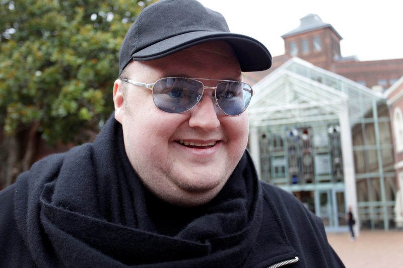 © Reuters. FILE PHOTO: Megaupload founder Kim Dotcom talks to members of the media as he leaves the High Court in Auckland