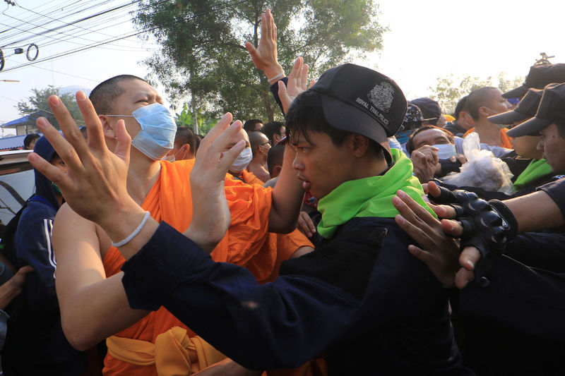 © Reuters. Dhammakaya temple Buddhist monks scuffle with police after they defied police orders to leave the temple grounds to enable police to seek out their former abbot in Pathum Thani Thailand