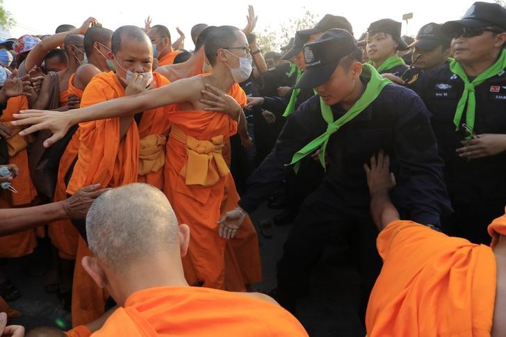 © Reuters. مشاحنات عند معبد بوذي خلال بحث الشرطة عن راهب