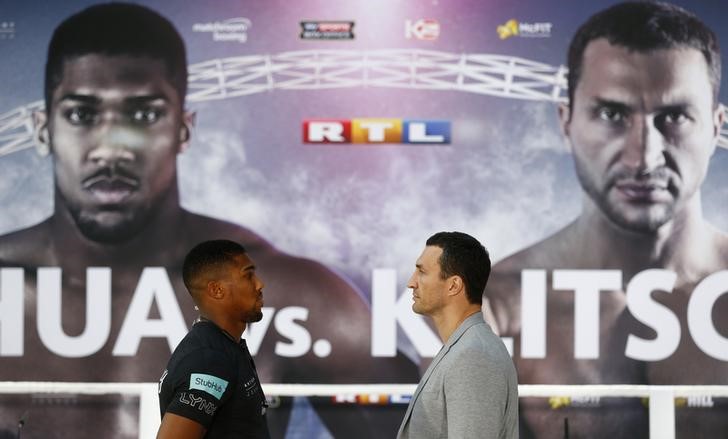 © Reuters. Anthony Joshua and Wladimir Klitschko pose during the press conference
