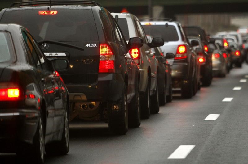 © Reuters. دراسة:الاختناق المروري يكلف قائدي السيارات في أمريكا 1200 دولار سنويا