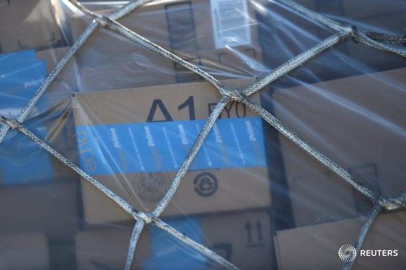 © Reuters. Roped Amazon boxes are unloaded from a wide body aircraft emblazoned with Amazon's Prime logo at Lehigh Valley International Airport in Allentown, Pennsylvania, U.S.