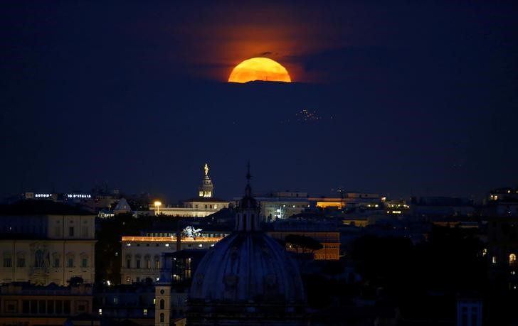 © Reuters. The moon rises on the day of the "supermoon" spectacle in Rome