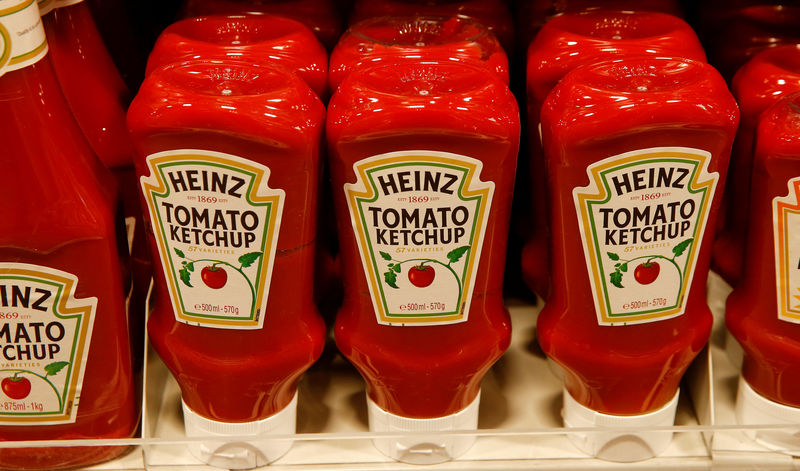 © Reuters. FILE PHOTO - Bottles of Heinz tomato ketchup of U.S. food company Kraft Heinz are offered at a supermarket in Zumikon