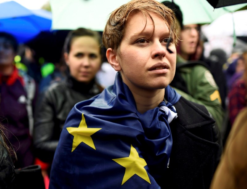 © Reuters. File photo of demonstrators taking part in a protest aimed at showing London's solidarity with the European Union following the recent EU referendum, in London