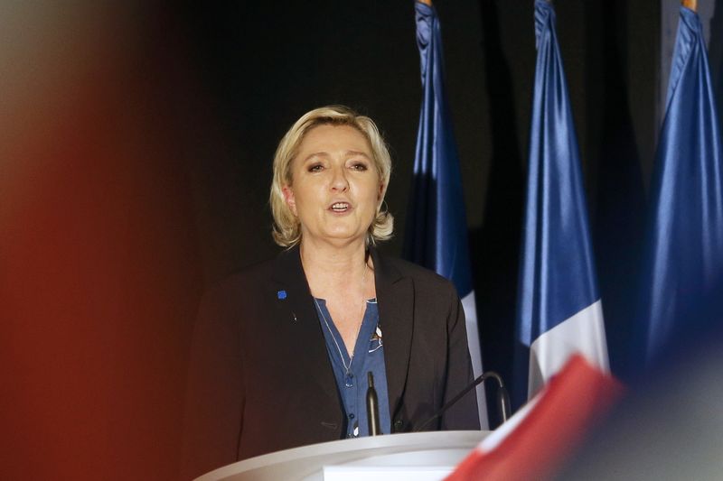 © Reuters. MARINE LE PEN LARGEMENT EN TÊTE AU PREMIER TOUR, SELON UN SONDAGE OPINIONWAY