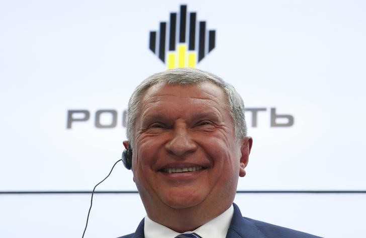 © Reuters. Глава Роснефти Игорь Сечин на экономическом форуме в Санкт-Петербурге