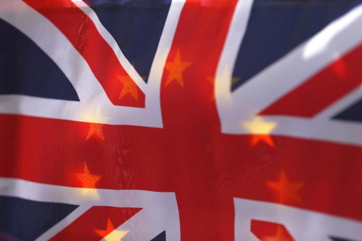 © Reuters. Bandeira britânica em frente bandeira da União Europeia, em Londres