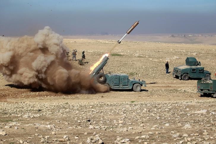 © Reuters. Militares iraquianos durante operação contra militantes do Estado Islâmico em Mosul