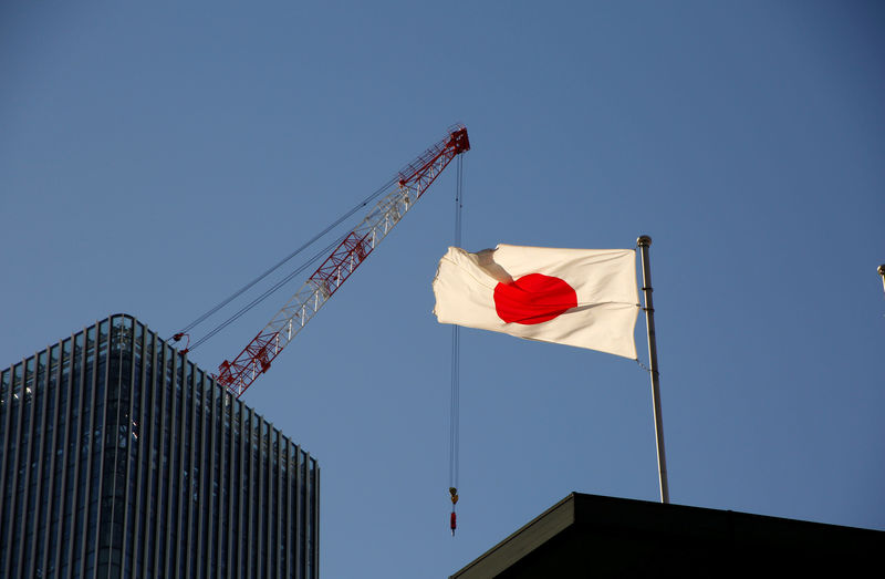 © Reuters. Bandeira nacional japonesa vista em distrito financeiro em Tóquio