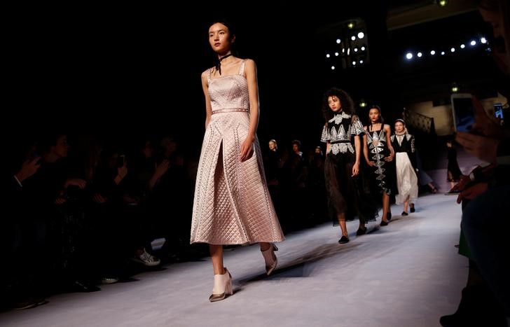 © Reuters. Modelos apresentam criações no desfile da passarela Temperley durante a London Fashion Week, em Londres, Reino Unido