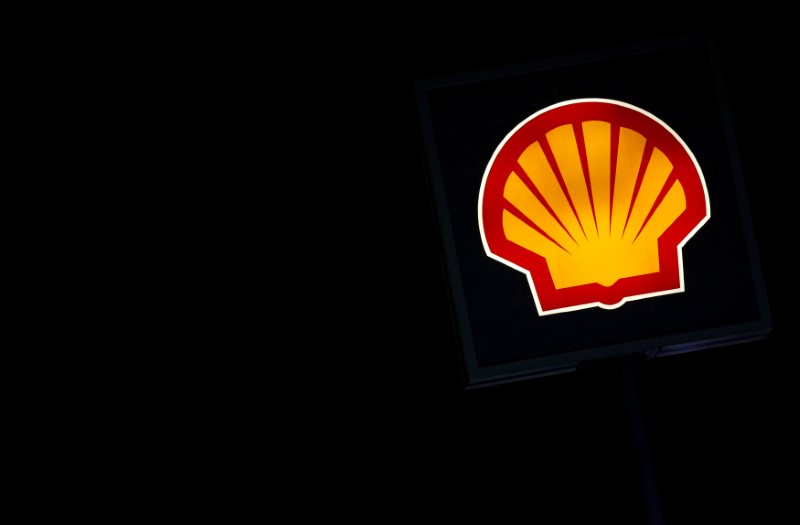 © Reuters. FILE PHOTO -  File picture of a Shell logo at a petrol station in Ankara