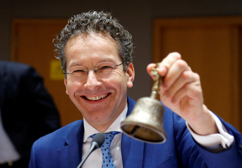 © Reuters. Eurogroup President Dijsselbloem rings the bell at the start of a eurozone finance ministers meeting in Brussels