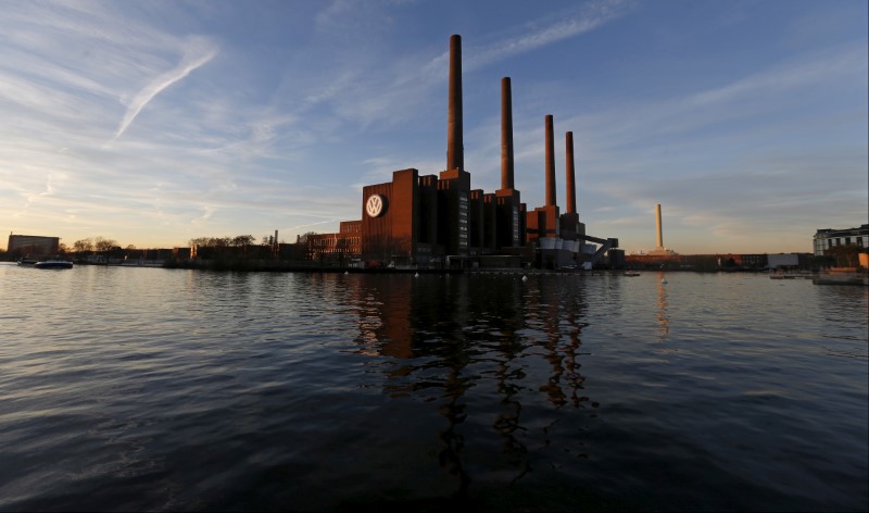 © Reuters. FILE PHOTO:A general view of the Volkswagen factory in Wolfsburg, Germany