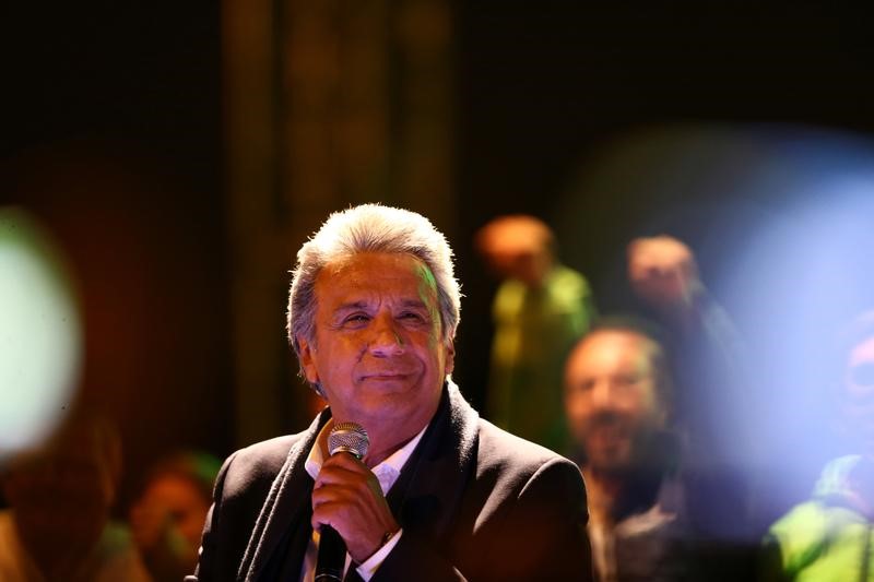 © Reuters. Lenin Moreno, candidato pelo partido Aliança País, comemora os primeiros resultados da eleição presidencial com partidários em Quito, Equador