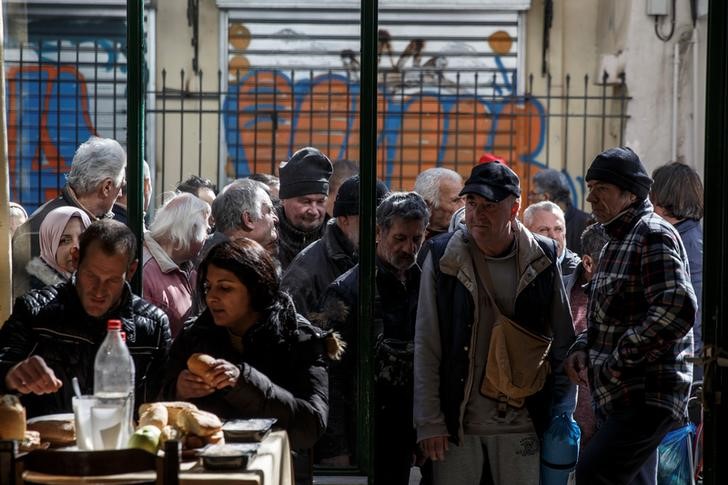 © Reuters. Tras siete años de rescate, los griegos se hunden aún más en la pobreza