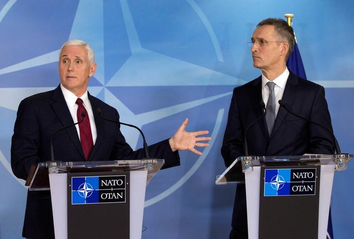 © Reuters. Vice-presidente dos EUA, Mike Pence (E), e o secretário-geral da Otan, Jens Stoltenberg, durante entrevista coletiva na sede da aliança em Bruxelas