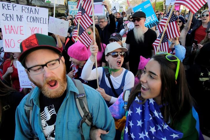 © Reuters. Manifestantes protestam contra Trump em Washington