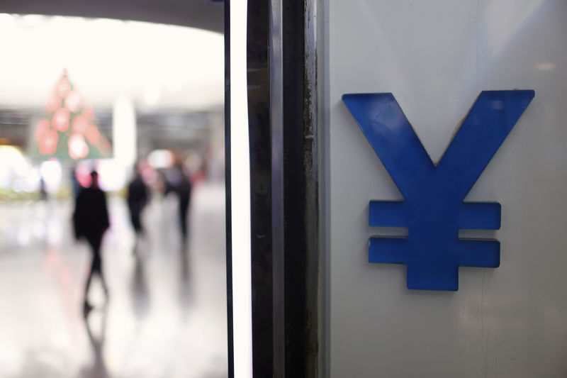 © Reuters. FILE PHOTO -  A logo of yuan is seen at a foreign exchange store in Shanghai