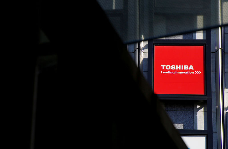 © Reuters. FILE PHOTO -  Logo of Toshiba Corp is seen outside an electronics retail store in Tokyo