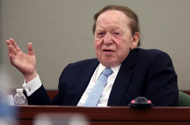 © Reuters. Las Vegas Sands Corp Chairman and CEO Adelson testifies on the witness stand at the Regional Justice Center in Las Vegas