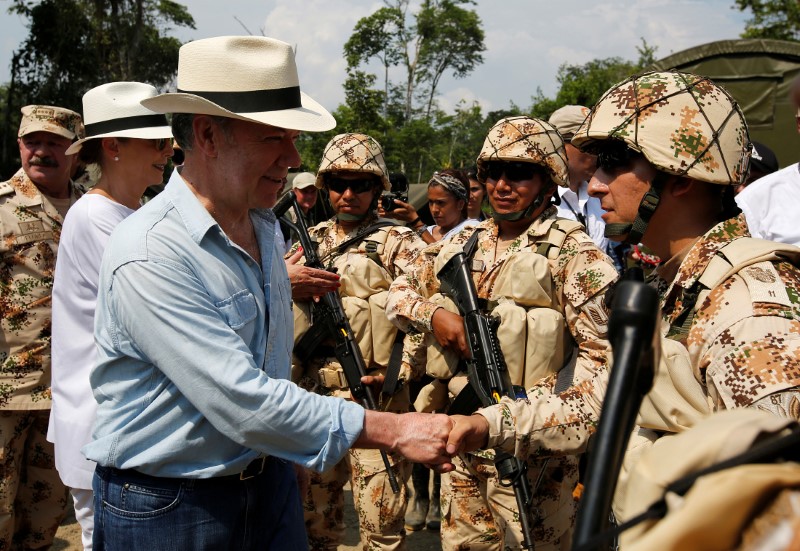 © Reuters. متمردو جماعة فارك سيبدأون عملية لنزع السلاح في كولومبيا