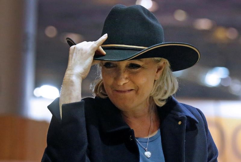 © Reuters. Marine Le Pen, French National Front (FN) political party leader, visits the Horse show in Villepinte, near Paris