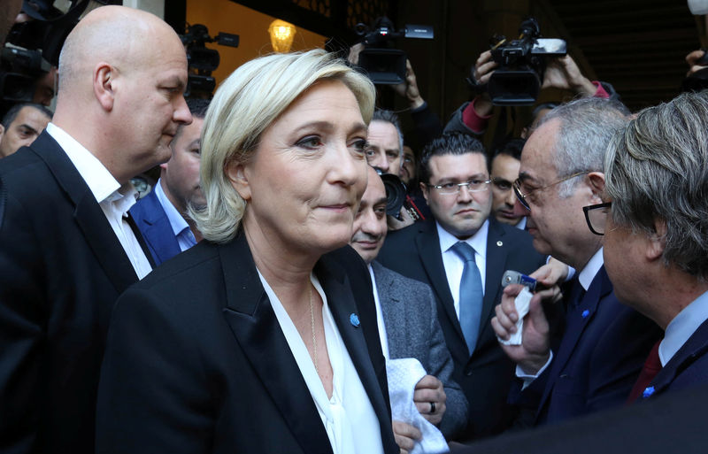 © Reuters. La ultraderechista Le Pen se niega a llevar pañuelo ante el Gran Muftí libanés