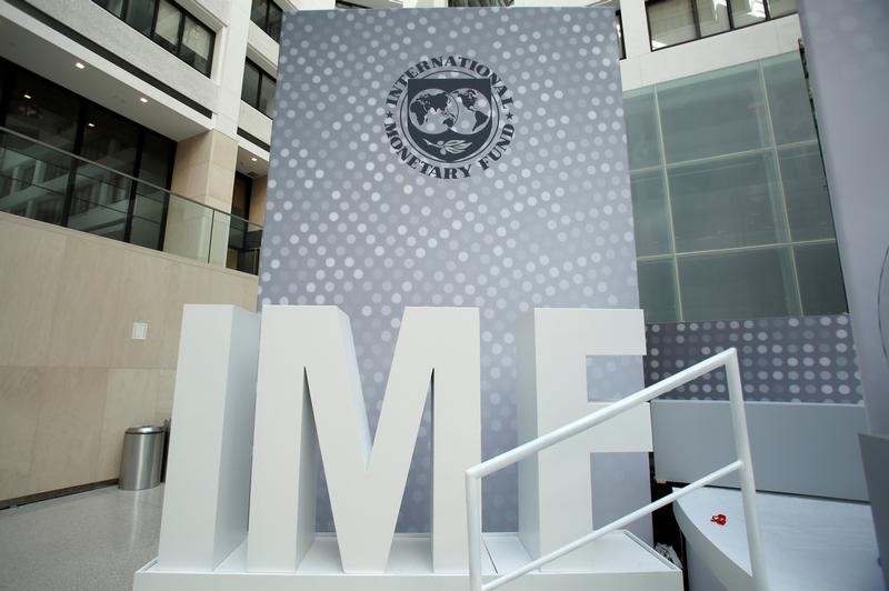 © Reuters. Логотип МВФ в штаб-квартире фонда в Вашингтоне