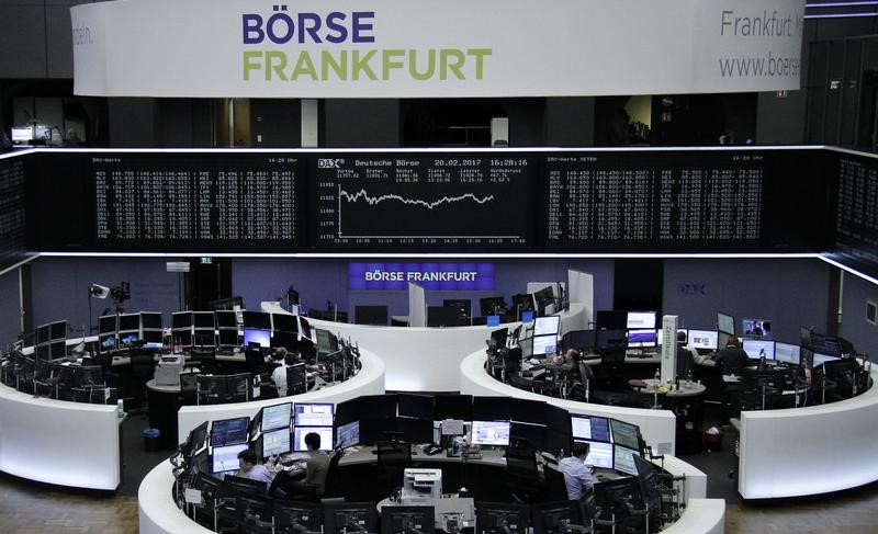 © Reuters. Operatori alla borsa di Francoforte