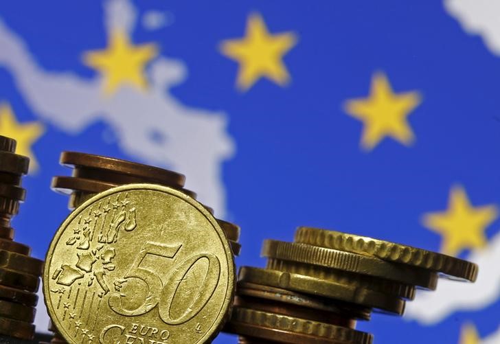 © Reuters. Euro coins are seen in front of displayed flag and map of European Union in this picture illustration taken in Zenica