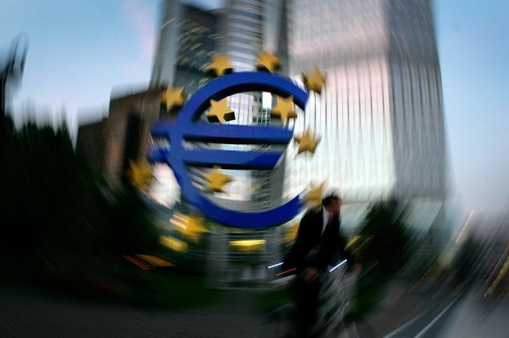 © Reuters. Estátua do logo do euro vista em Frankfurt, Alemanha