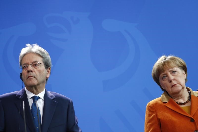 © Reuters. Il premier Paolo Gentiloni e la cancelliera Angela Merkel a Berlino