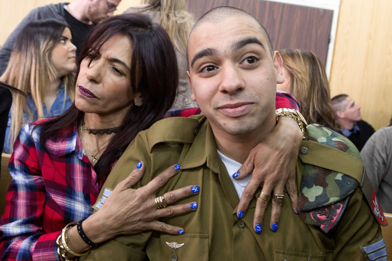 © Reuters. Sargento Elor Azaria é abraçado pela mãe durante julgamento em Tel Aviv