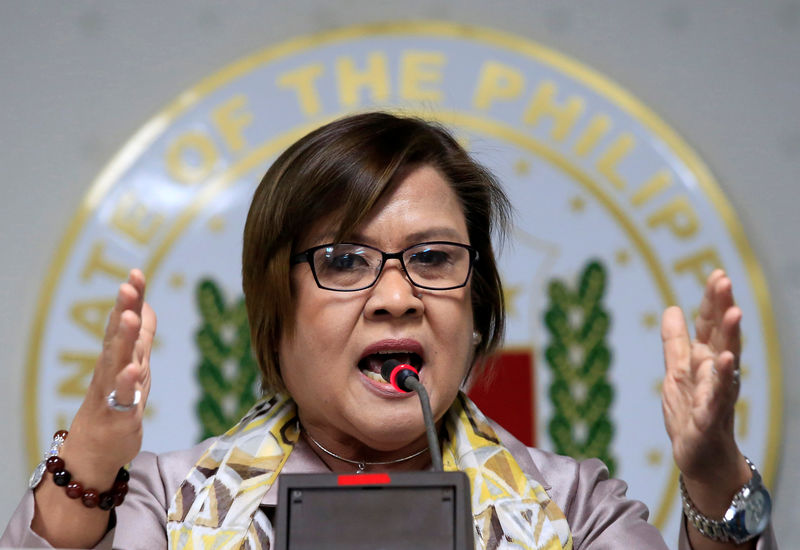 © Reuters. Philippine Senator Leila de Lima gestures during a news conference at the Senate headquarters in Pasay city