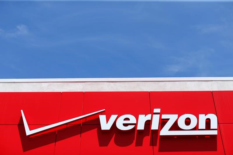 © Reuters. A Verizon sign at a retail store in San Diego