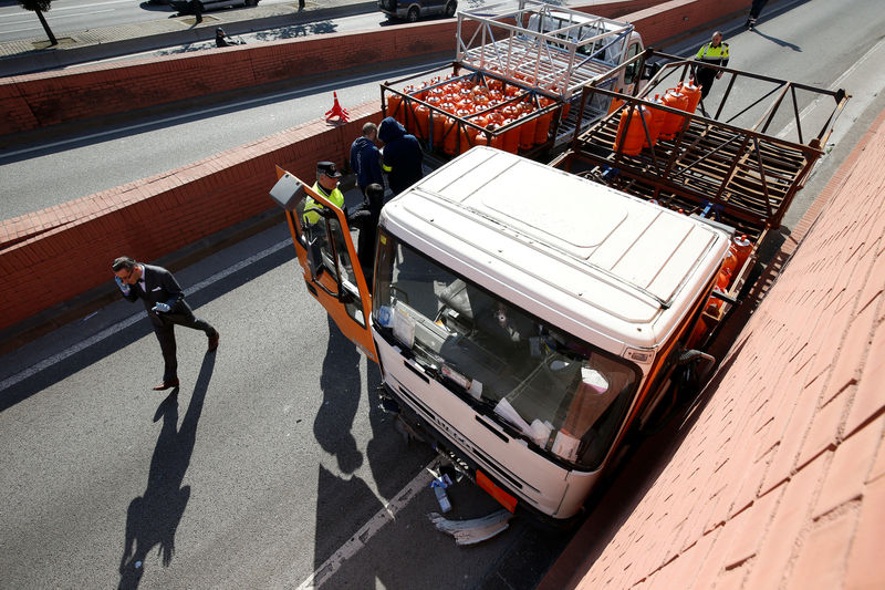 © Reuters. El conductor de un camión de butano robado en Barcelona no iba a atentar