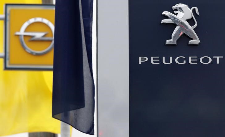 © Reuters. The logos of French car maker Peugeot and German car maker Opel are seen at a dealership in Villepinte