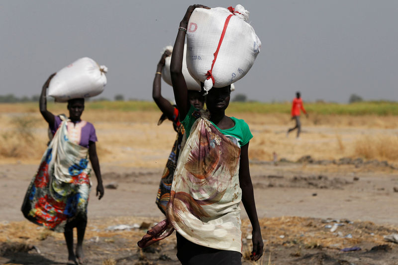 © Reuters. Women carry sacks of food in Nimini village, Unity State, northern South Sudan