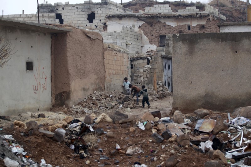 © Reuters. Crianças em meio a destroços em Aleppo, Síria