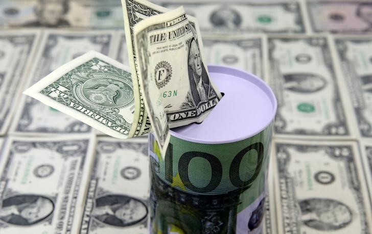 © Reuters. Dollaro sale su attese tassi Usa, euro paga rischi politica europea