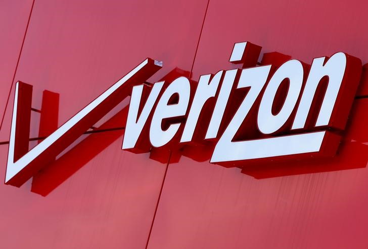 © Reuters. The logo of Verizon is seen in  San Diego, California