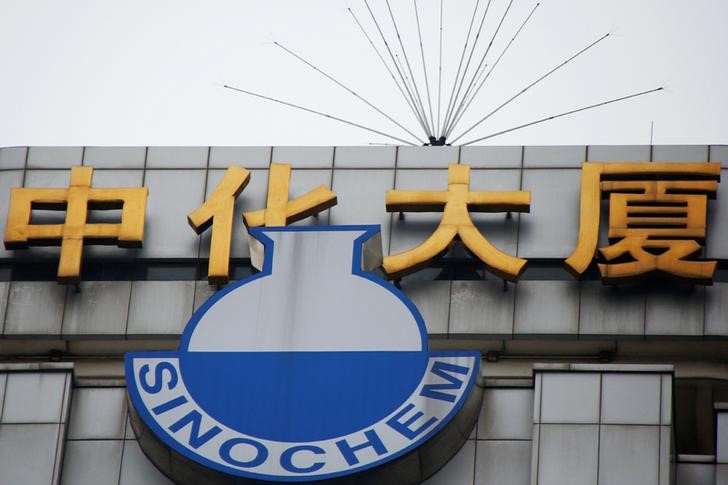 © Reuters. Логотип Sinochem на здании штаб-квартиры компании в Пекине