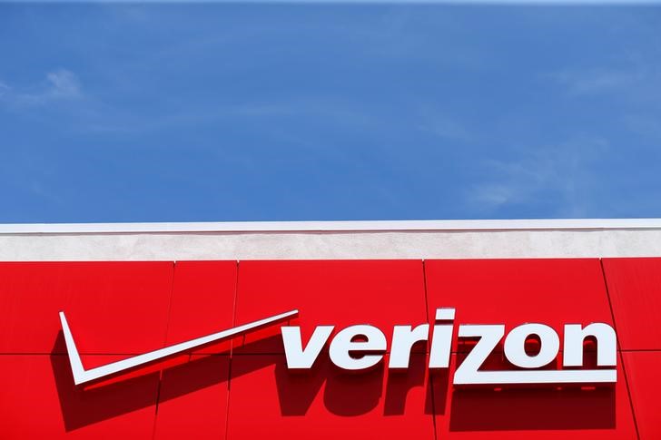 © Reuters. Логотип Verizon на магазине в Сан-Диего