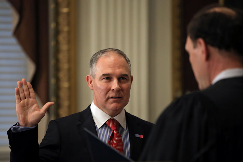 © Reuters. Director of Environmental Protection Agency Scott Pruitt is sworn in by Justice Samuel Alito at the Executive Office in Washington, U.S.